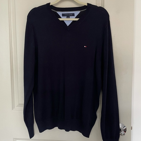 Tommy Hilfiger ESSENTIAL V-NECK SWEATER! Dark Blue! Size M ! Newer Worn!🔥👌🏾 - Picture 5 of 9